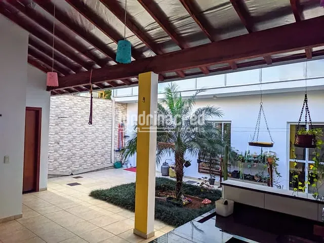 Casa com 250m² 4 quartos e 4 banheiros, à venda, no bairro Santa Mônica em Londrina