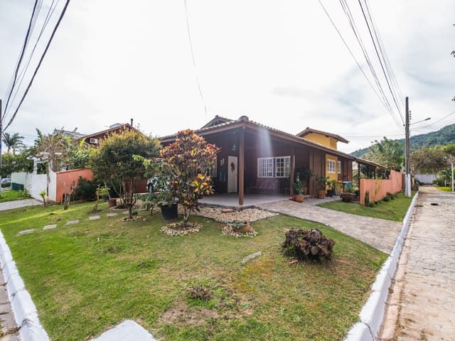 Casa com 470m² 4 quartos e 3 banheiros, à venda, no bairro Canasvieiras em Florianópolis
