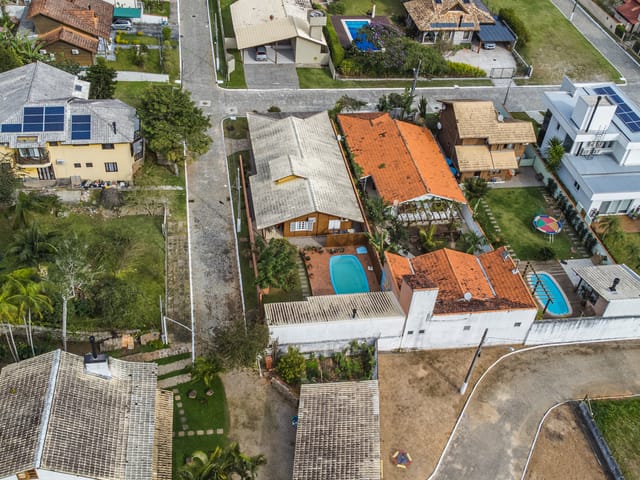 Casa com 470m² 4 quartos e 3 banheiros, à venda, no bairro Canasvieiras em Florianópolis