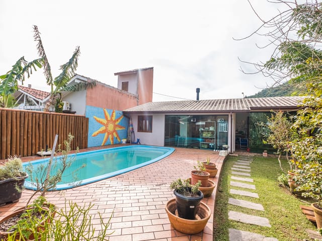 Casa com 470m² 4 quartos e 3 banheiros, à venda, no bairro Canasvieiras em Florianópolis