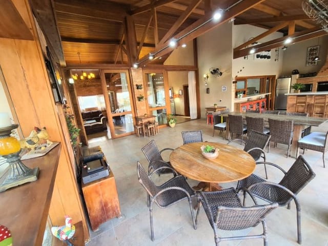 Casa com 2000m² 5 quartos e 4 banheiros, à venda, no bairro Parque Dom Henrique em Cotia