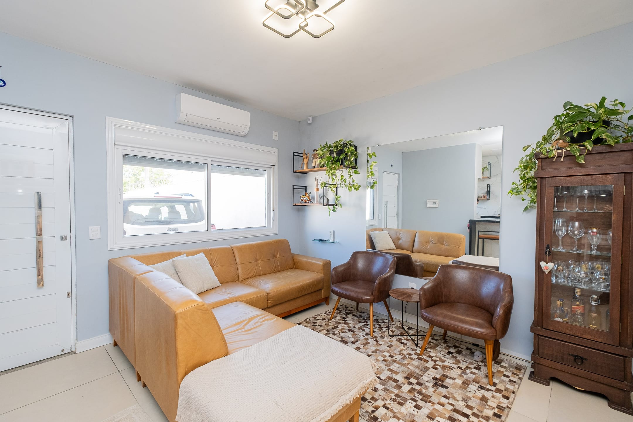 Casa à venda no Laranjal, Pelotas: 69 m², 3 quartos (sendo 1 suíte com closet), lareira, área gourmet com piscina e churrasqueira.