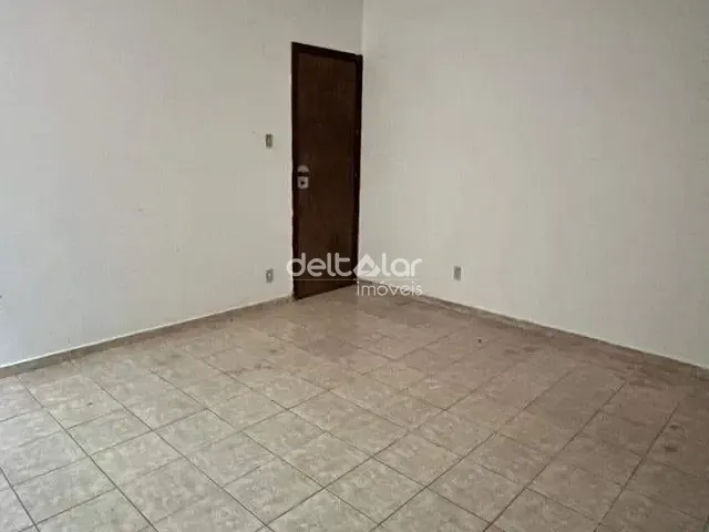 Casa com 65m² 2 quartos e 1 banheiro, para alugar, no bairro Candelária em Belo Horizonte
