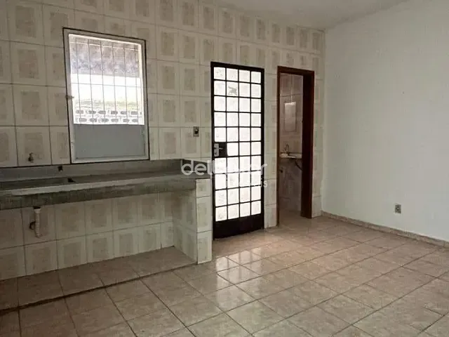 Casa com 65m² 2 quartos e 1 banheiro, para alugar, no bairro Candelária em Belo Horizonte