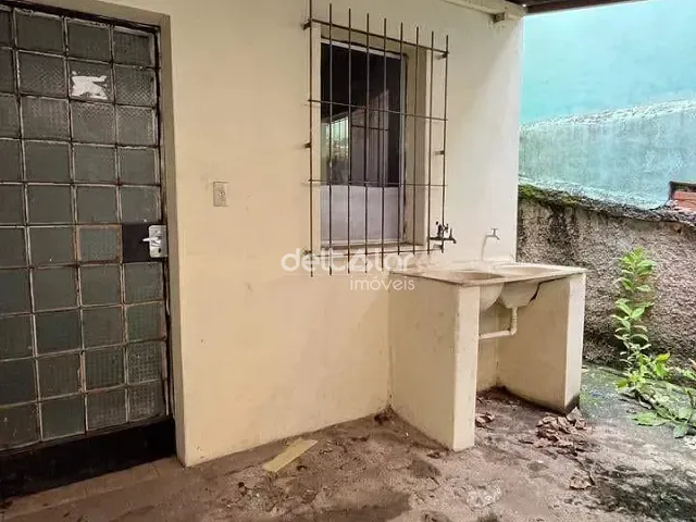 Casa com 65m² 2 quartos e 1 banheiro, para alugar, no bairro Candelária em Belo Horizonte