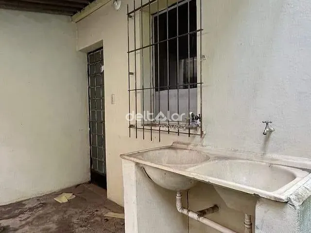 Casa com 65m² 2 quartos e 1 banheiro, para alugar, no bairro Candelária em Belo Horizonte