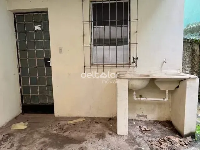Casa com 65m² 2 quartos e 1 banheiro, para alugar, no bairro Candelária em Belo Horizonte