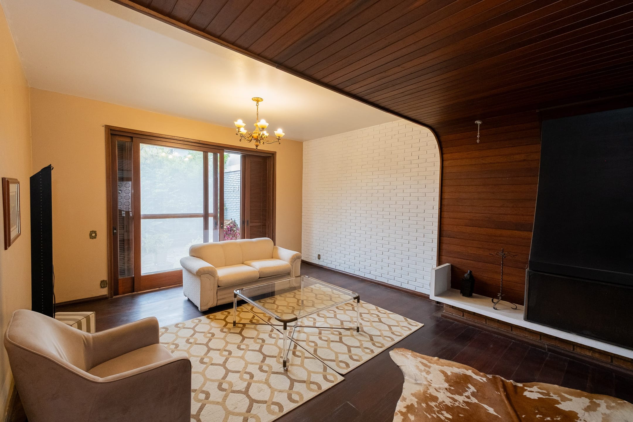 Casa à venda no Centro de Pelotas: 604 m², 4 quartos (sendo 1 suíte), cozinha planejada, lareira e piscina.
