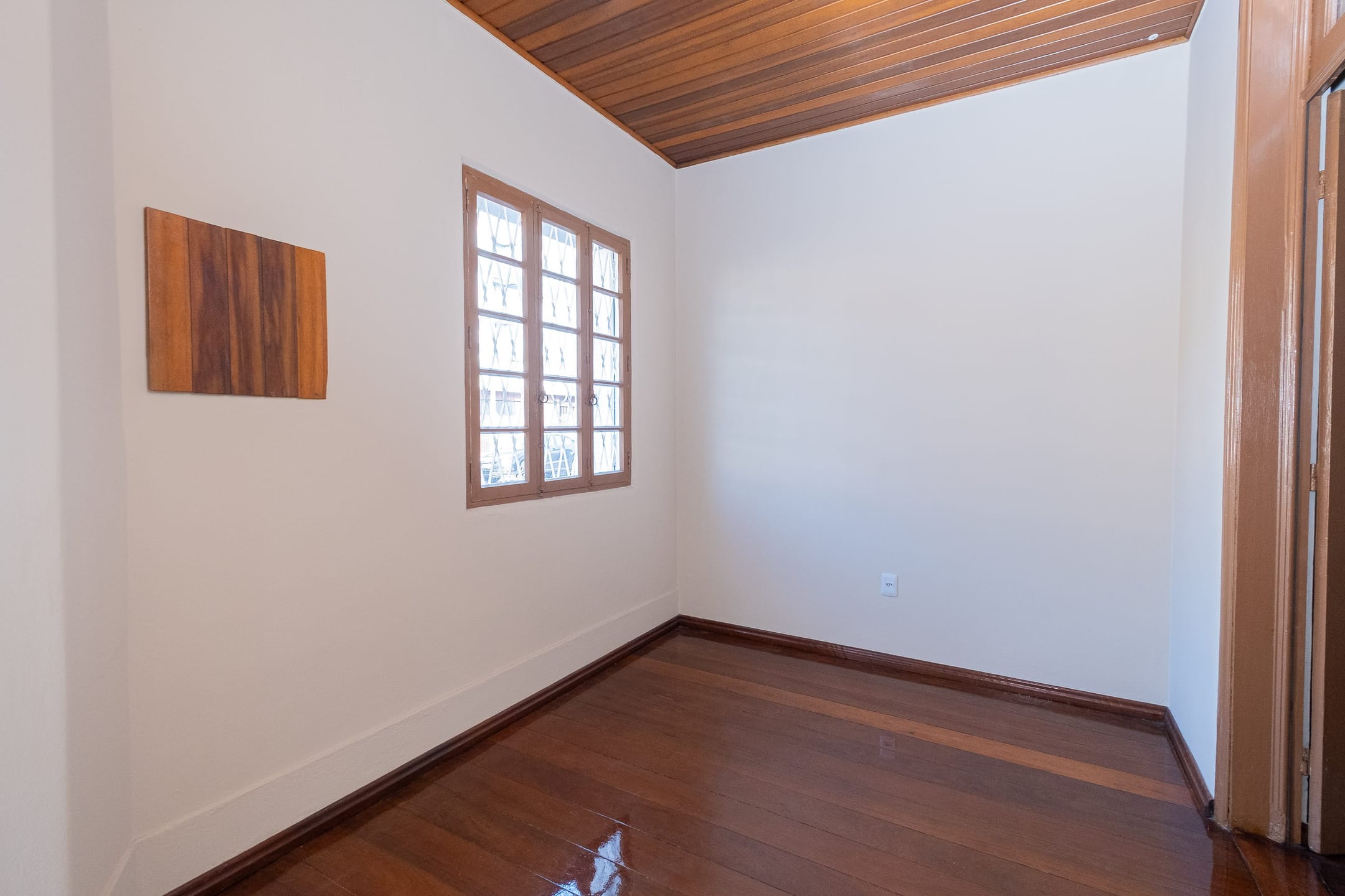 Casa à venda próximo à UCPel – Centro: 88 m², 2 quartos, 1 banheiro e churrasqueira.