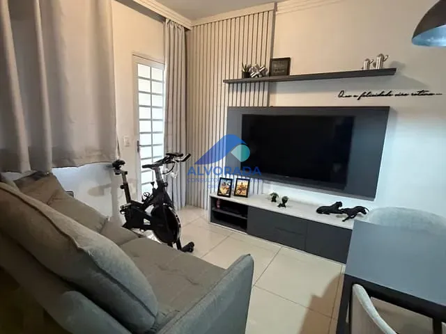 Casa 2 quartos e 2 banheiros, à venda, no bairro Jardim Marcondes em Jacareí