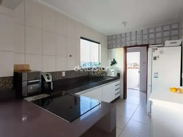 Casa com 300m² 4 quartos e 4 banheiros, para alugar, no bairro Céu Azul em Belo Horizonte
