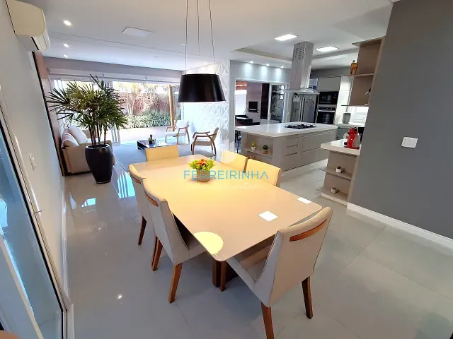 Casa com 287m² 4 quartos e 3 banheiros, à venda, no bairro Bairro da Floresta em São José dos Campos