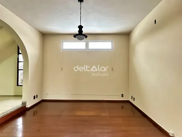 Casa com 328m² 5 quartos e 4 banheiros, para alugar, no bairro Jardim Montanhês em Belo Horizonte