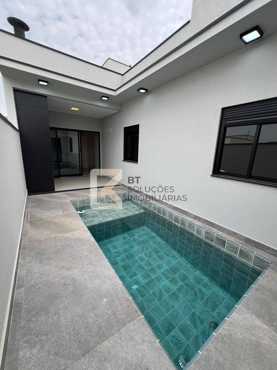 Casa à venda com 3 quartos, 148m² - Foto 1