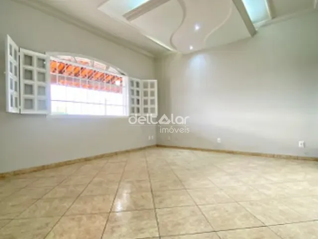 Casa com 165m² 3 quartos e 2 banheiros, para alugar, no bairro Heliópolis em Belo Horizonte