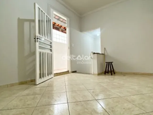 Casa 3 quartos e 2 banheiros, para alugar, no bairro Heliópolis em Belo Horizonte