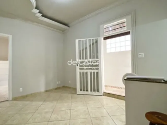 Casa 3 quartos e 2 banheiros, para alugar, no bairro Heliópolis em Belo Horizonte