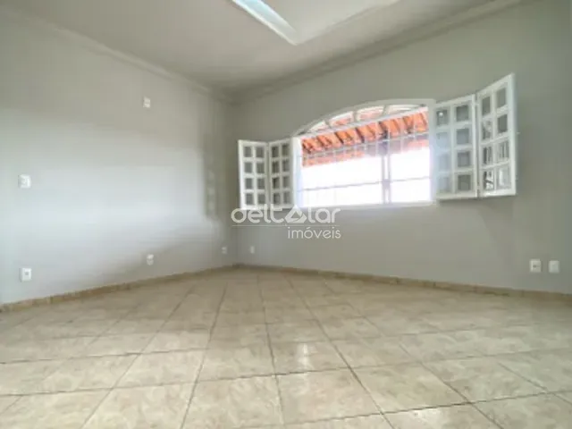 Casa 3 quartos e 2 banheiros, à venda, no bairro Heliópolis em Belo Horizonte