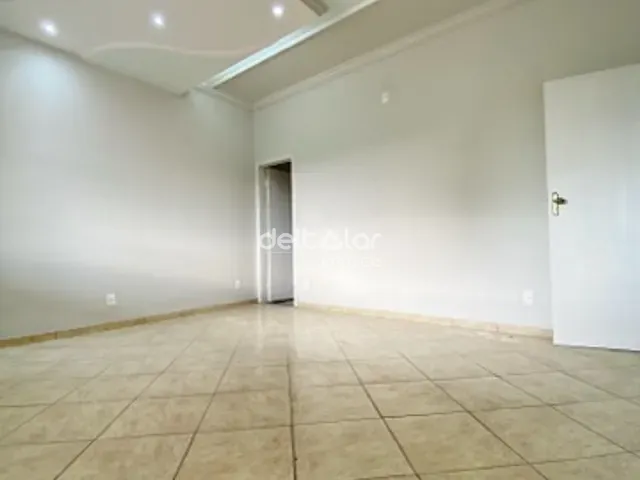Casa 3 quartos e 2 banheiros, à venda, no bairro Heliópolis em Belo Horizonte