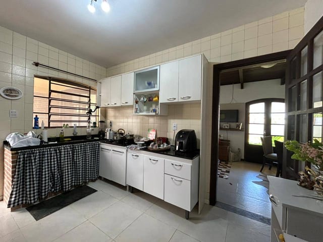 Casa com 300m² 3 quartos e 2 banheiros, à venda, no bairro Laranjal em Pelotas