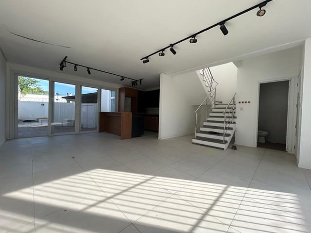 Casa com 340m² 3 quartos e 4 banheiros, à venda, no bairro Areal em Pelotas