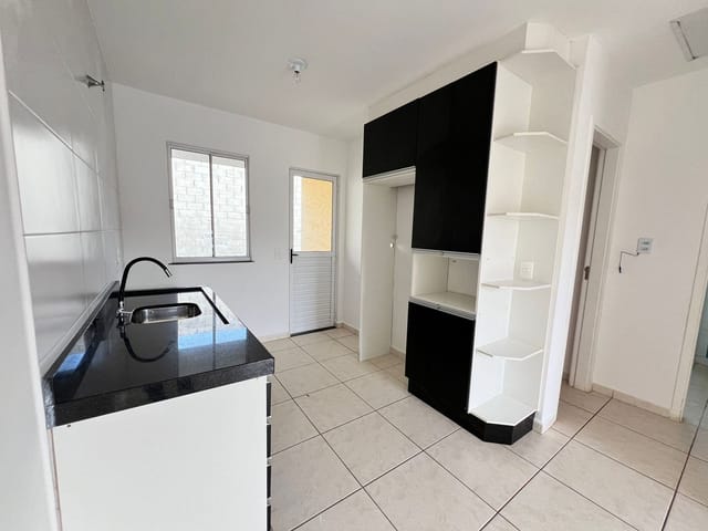 Locação - Casa Semimobiliada com 2 quartos, Vaga de garagem, Condomínio Porto Sabiá, Periquitos.