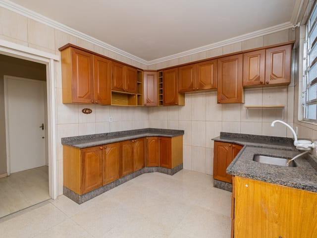 Casa 3 quartos e 2 banheiros, à venda ou para alugar, no bairro Porto em Pelotas