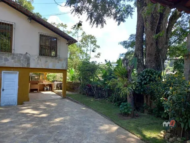 Casa com 411m², à venda, no bairro Castelanea em Petrópolis