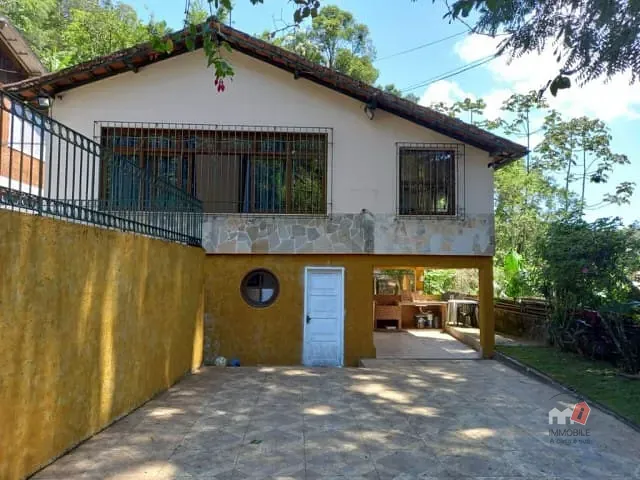 Casa com 411m², à venda, no bairro Castelanea em Petrópolis