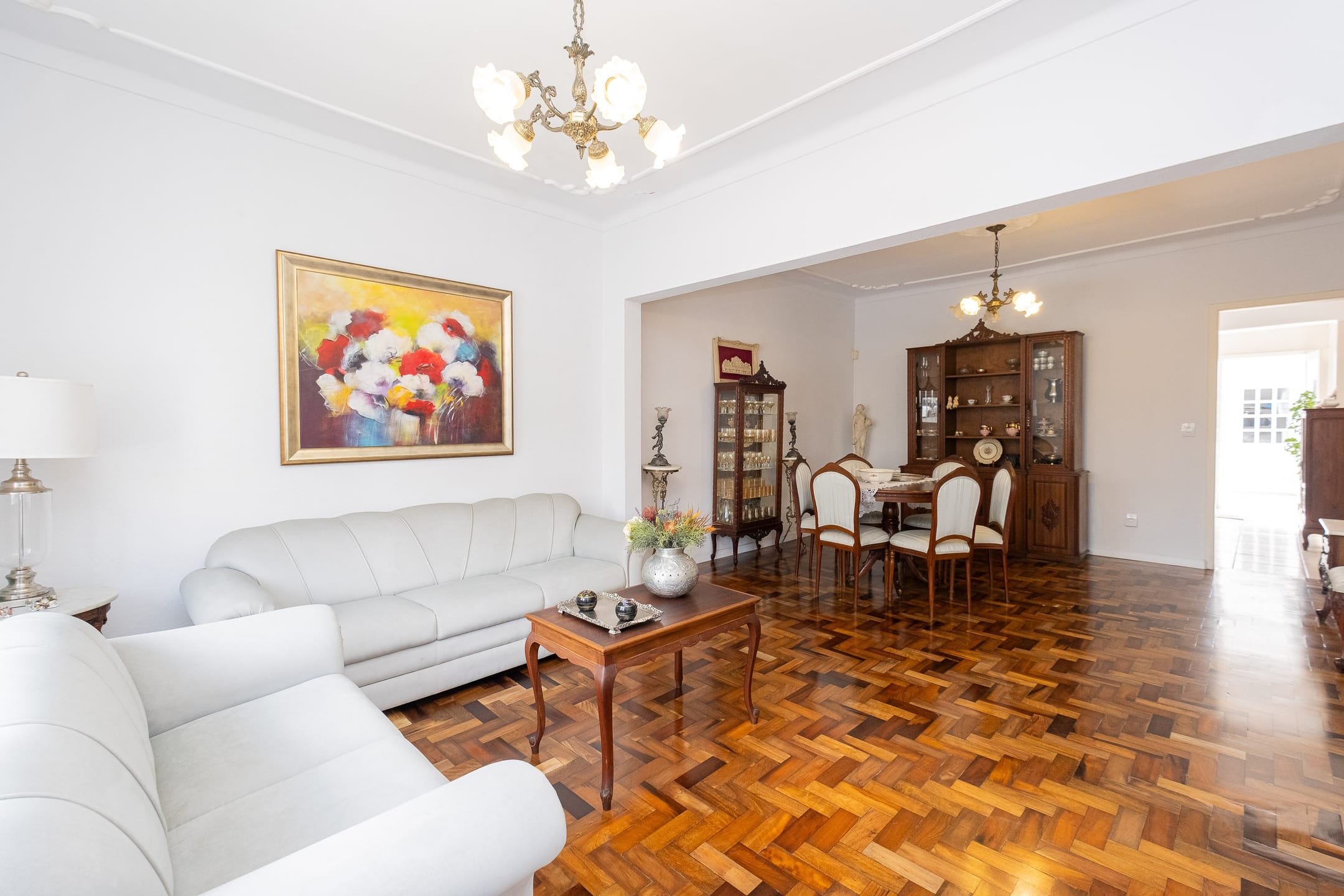 Casa à venda no Centro de Pelotas: com 254 m², 3 quartos, salas amplas, lareira, churrasqueira e garagem.