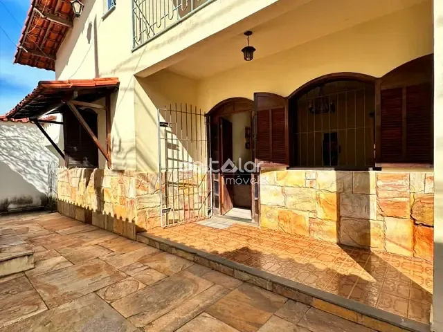 Casa com 360m² 4 quartos e 3 banheiros, à venda, no bairro Floramar em Belo Horizonte