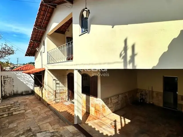 Casa com 360m² 4 quartos e 3 banheiros, à venda, no bairro Floramar em Belo Horizonte