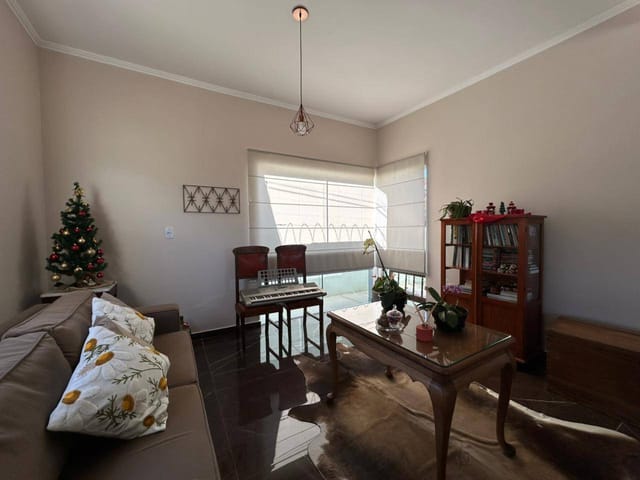 Casa com 300m² 2 quartos e 2 banheiros, à venda, no bairro Laranjal em Pelotas