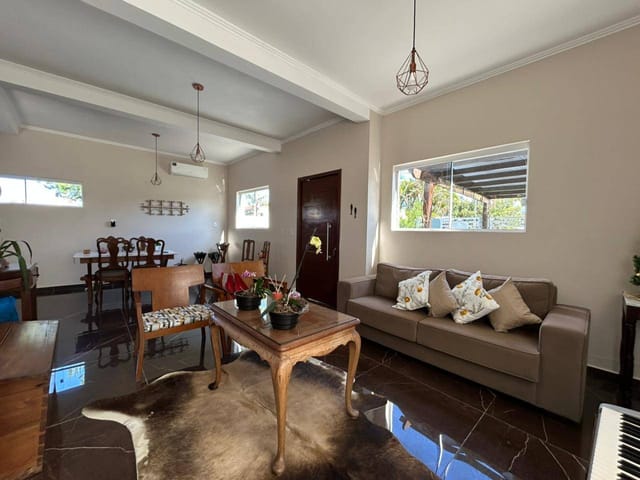 Casa com 300m² 2 quartos e 2 banheiros, à venda, no bairro Laranjal em Pelotas