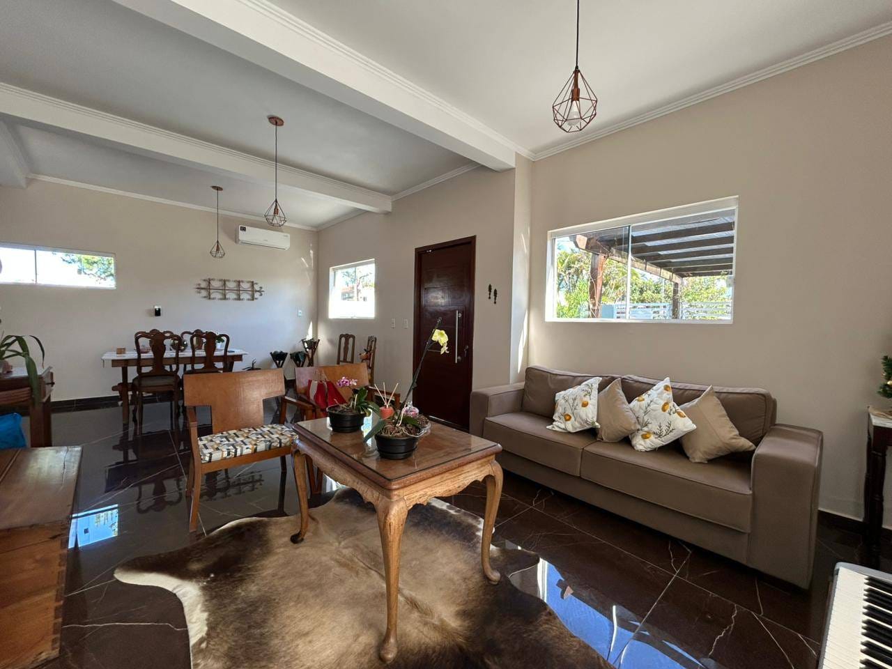 Casa à venda no Recanto de Portugal, Laranjal: 116 m², 2 quartos (sendo 1 suíte), cozinha com armários e pátio com churrasqueira.