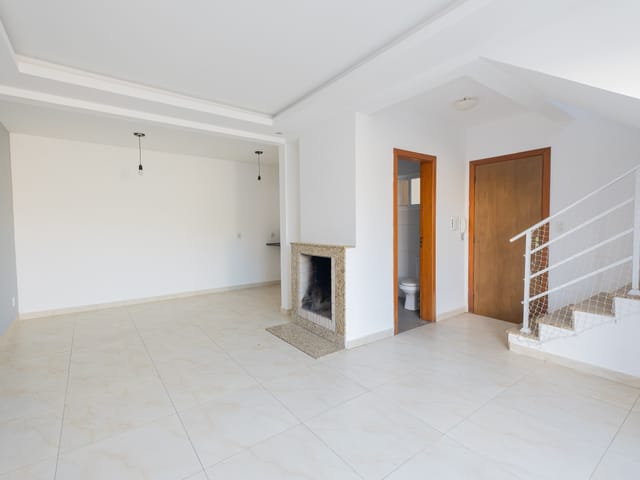 Foto do Casa - Casa Aconchegante em Condomínio Fechado para Locação – 2 Quartos, Lareira e Churrasqueira em Ambiente Seguro e Tranquilo | UP Imóveis