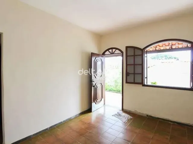 Casa com 360m² 3 quartos e 1 banheiro, à venda, no bairro Jaqueline em Belo Horizonte