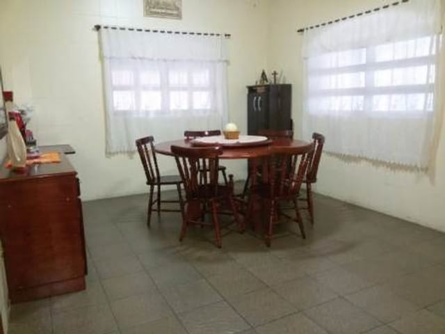 Casa com 300m² 3 quartos e 2 banheiros, à venda, no bairro Parque São Domingos em Pindamonhangaba