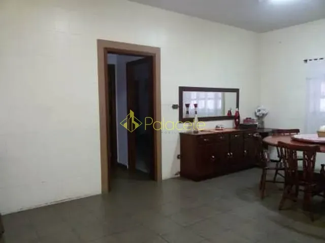 Casa com 300m² 3 quartos e 2 banheiros, à venda, no bairro Parque São Domingos em Pindamonhangaba