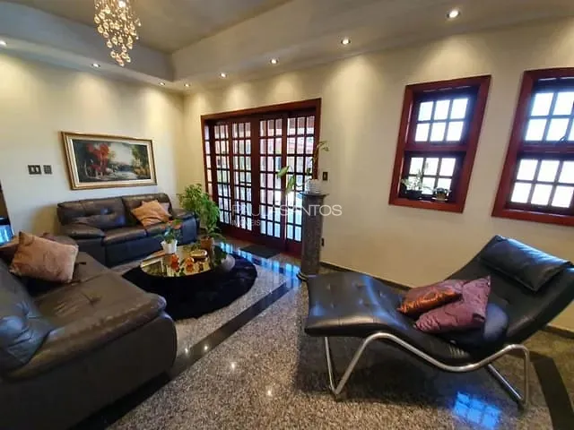 Casa com 600m² 4 quartos e 4 banheiros, à venda, no bairro Granja Olga em Sorocaba