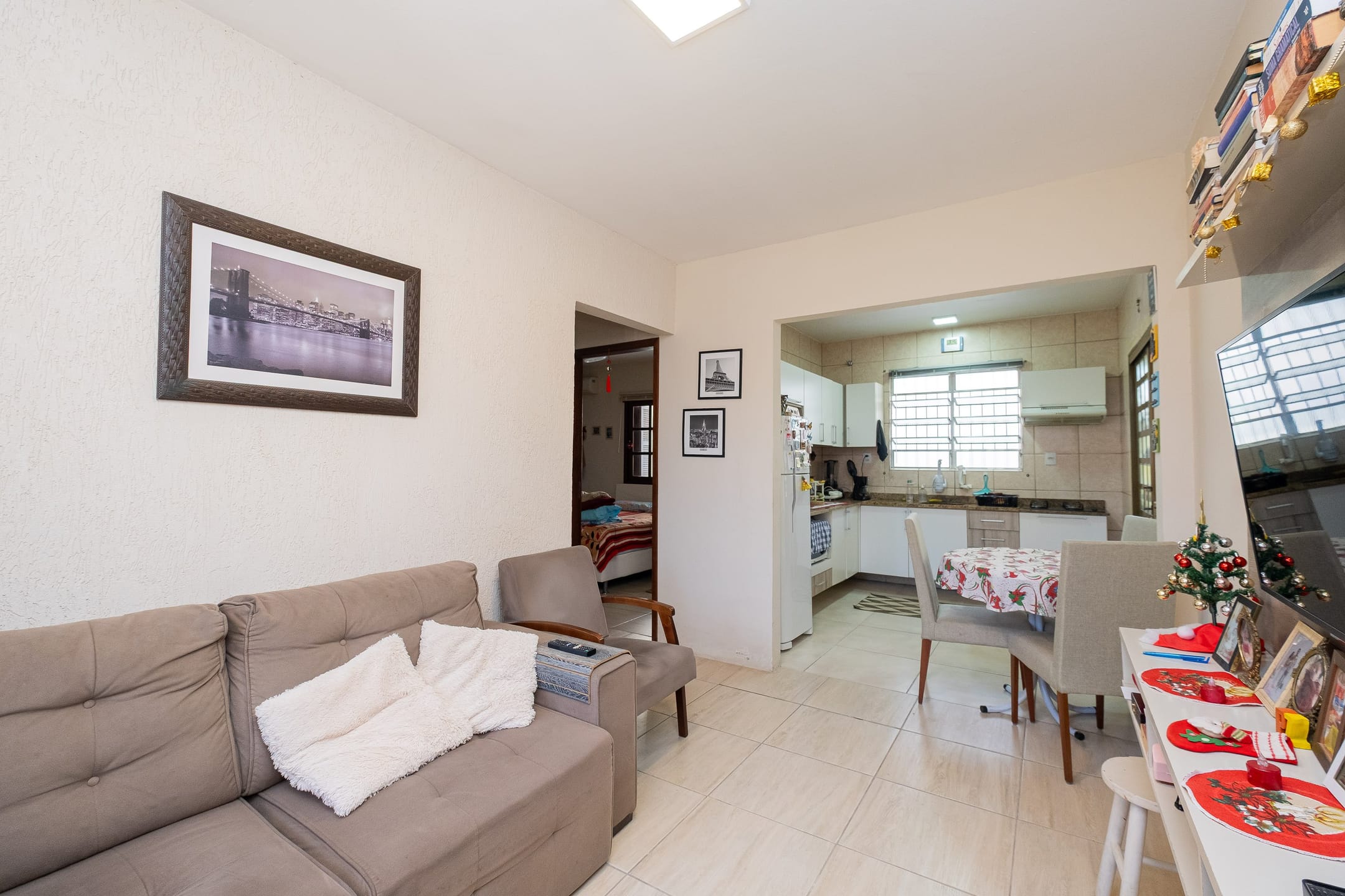 Casa à venda no Laranjal, Pelotas - com 153 m², 2 quartos, cozinha com armários, área gourmet com churrasqueira e piscina.