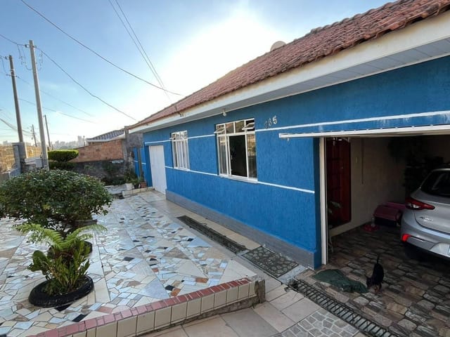 Casa à Venda com 2 Residências, 4 Quartos, Área de Lazer e 2 Vagas de Garagem