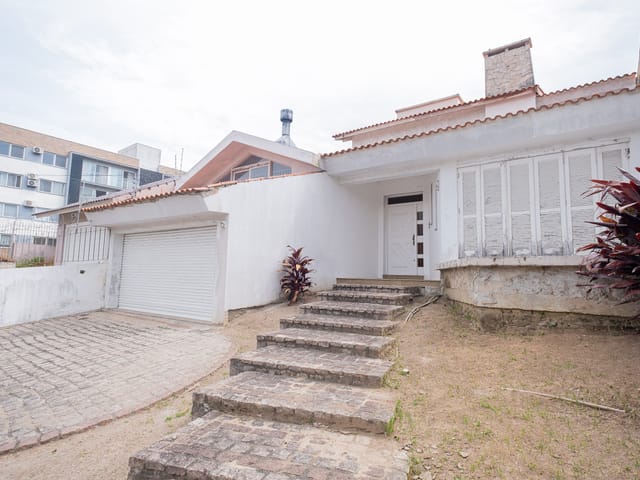 Casa 4 quartos e 3 banheiros, à venda ou para alugar, no bairro Areal em Pelotas