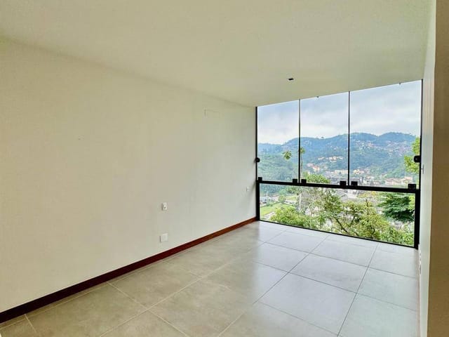 Casa com 500m² 3 quartos e 1 banheiro, à venda, no bairro Quitandinha em Petrópolis