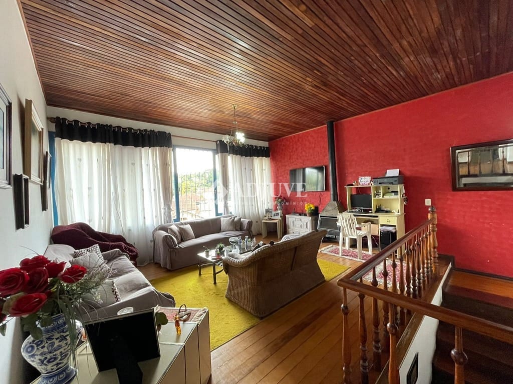 Casa à venda com 4 quartos, 180m² - Foto 1
