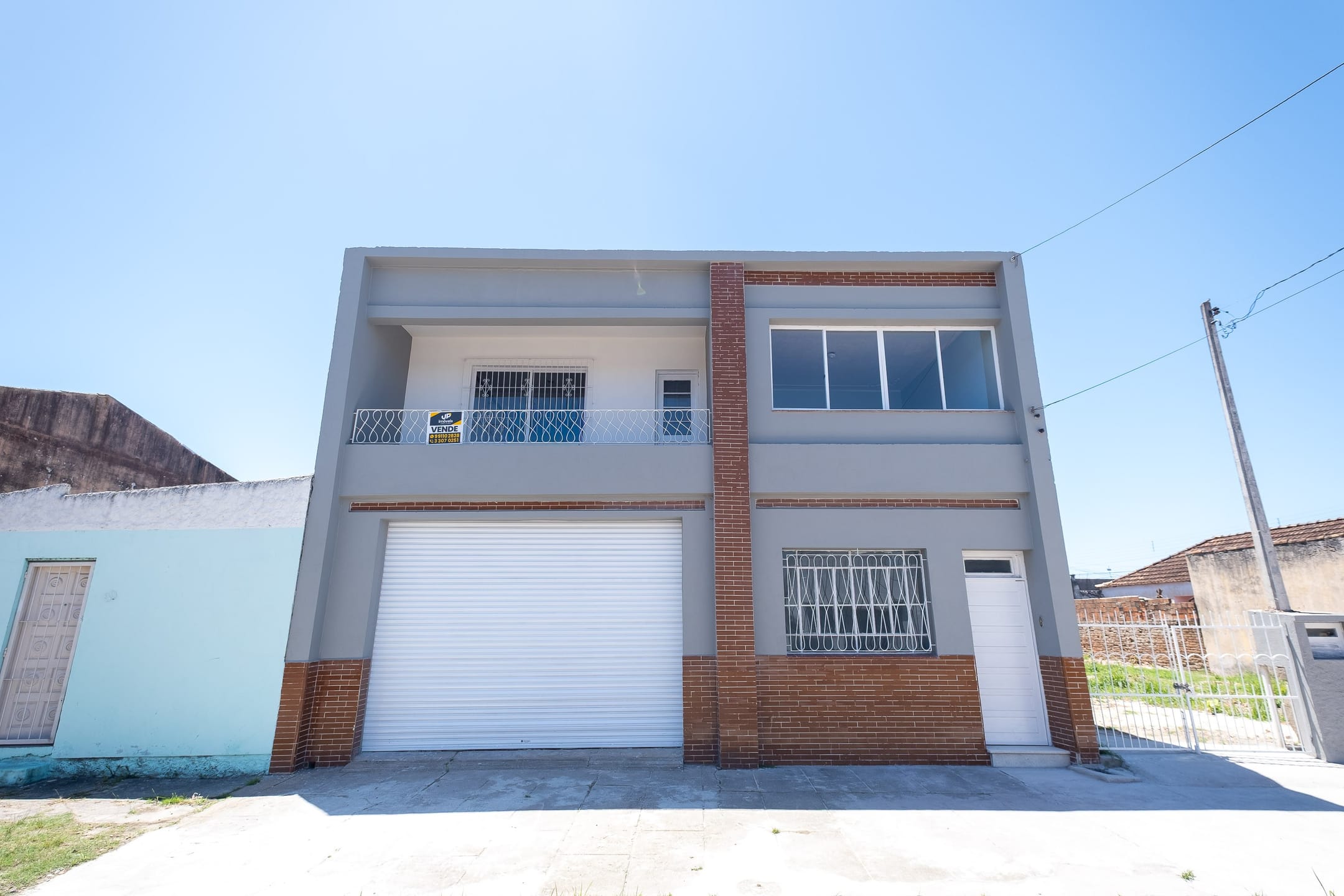 Casa comercial à venda no Porto, Pelotas - com 401 m², 3 quartos, ambientes espaçosos, garagem e portão eletrônico.