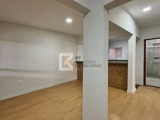 Casa com 135m² 3 quartos e 2 banheiros, à venda ou para alugar, no bairro Lauro Bueno de Camargo em Indaiatuba