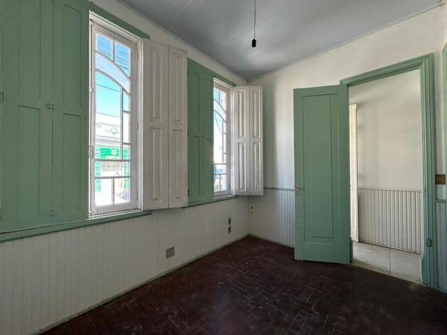 Casa com 180m² 2 quartos e 2 banheiros, à venda, no bairro Centro em Pelotas