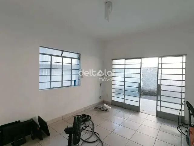 Casa com 120m² 3 quartos e 1 banheiro, para alugar, no bairro Candelária em Belo Horizonte