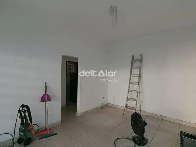 Casa com 120m² 3 quartos e 1 banheiro, para alugar, no bairro Candelária em Belo Horizonte